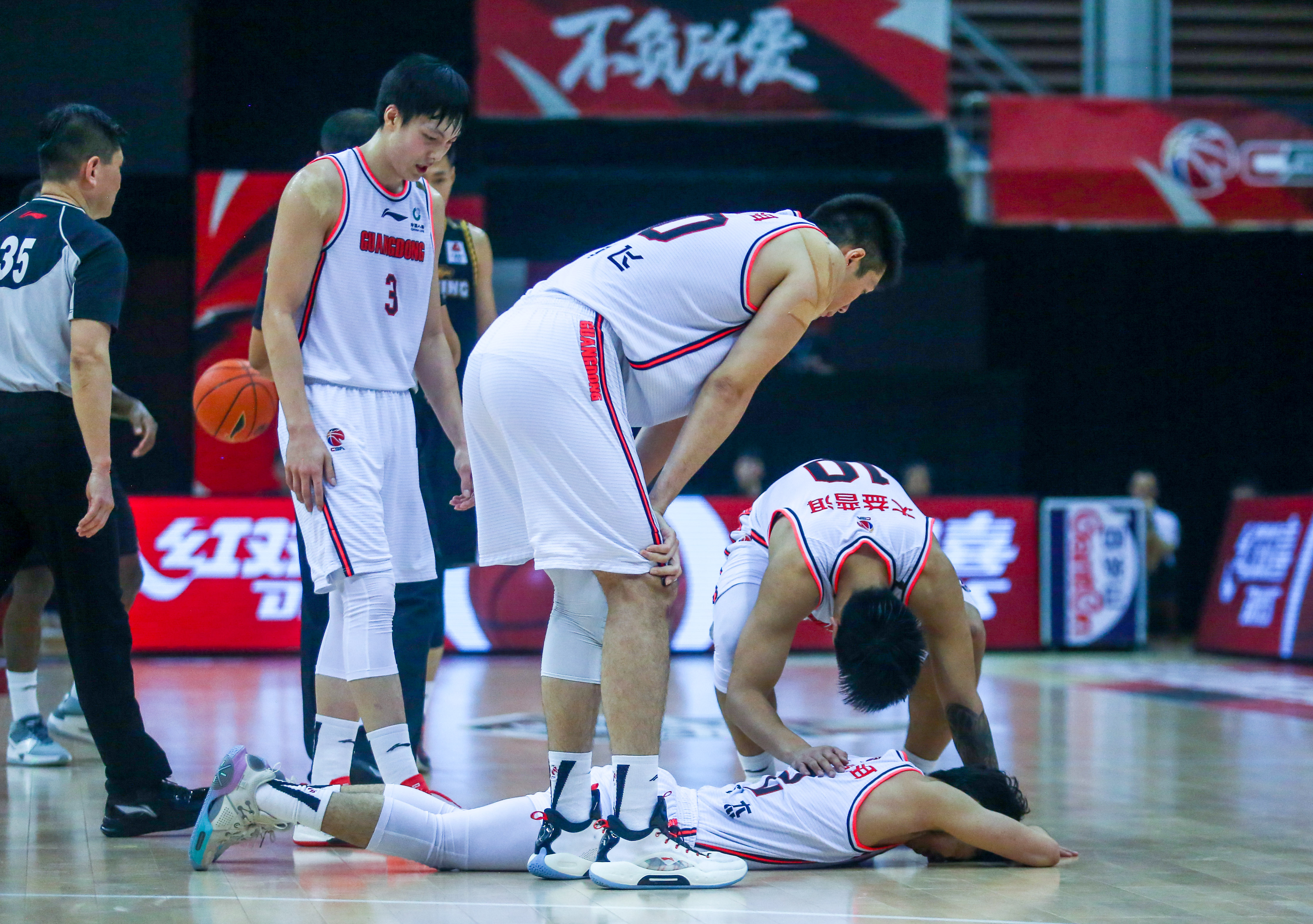 米兰体育-关于强强对决的篮球赛场上掀起了观众们的狂热的信息