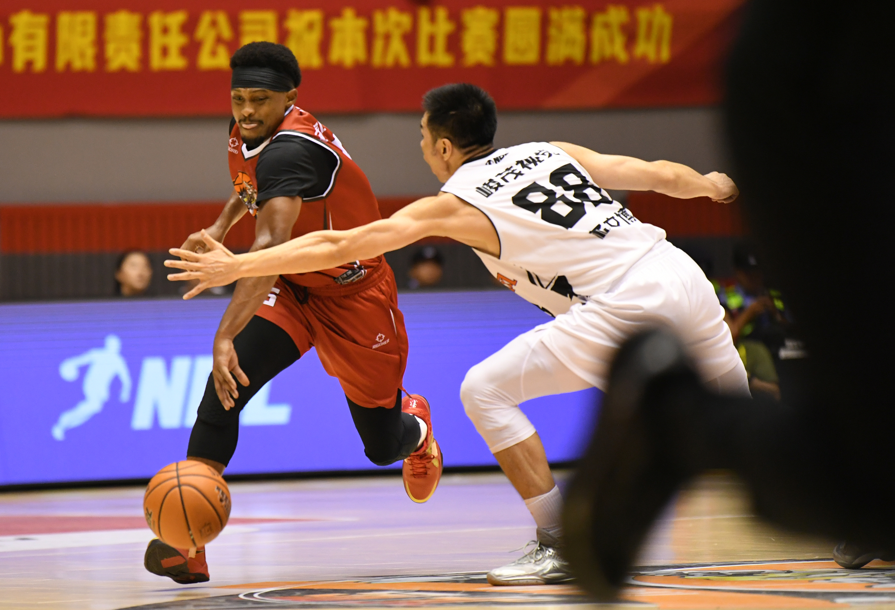 关于强强对决的篮球赛场上掀起了观众们的狂热的信息